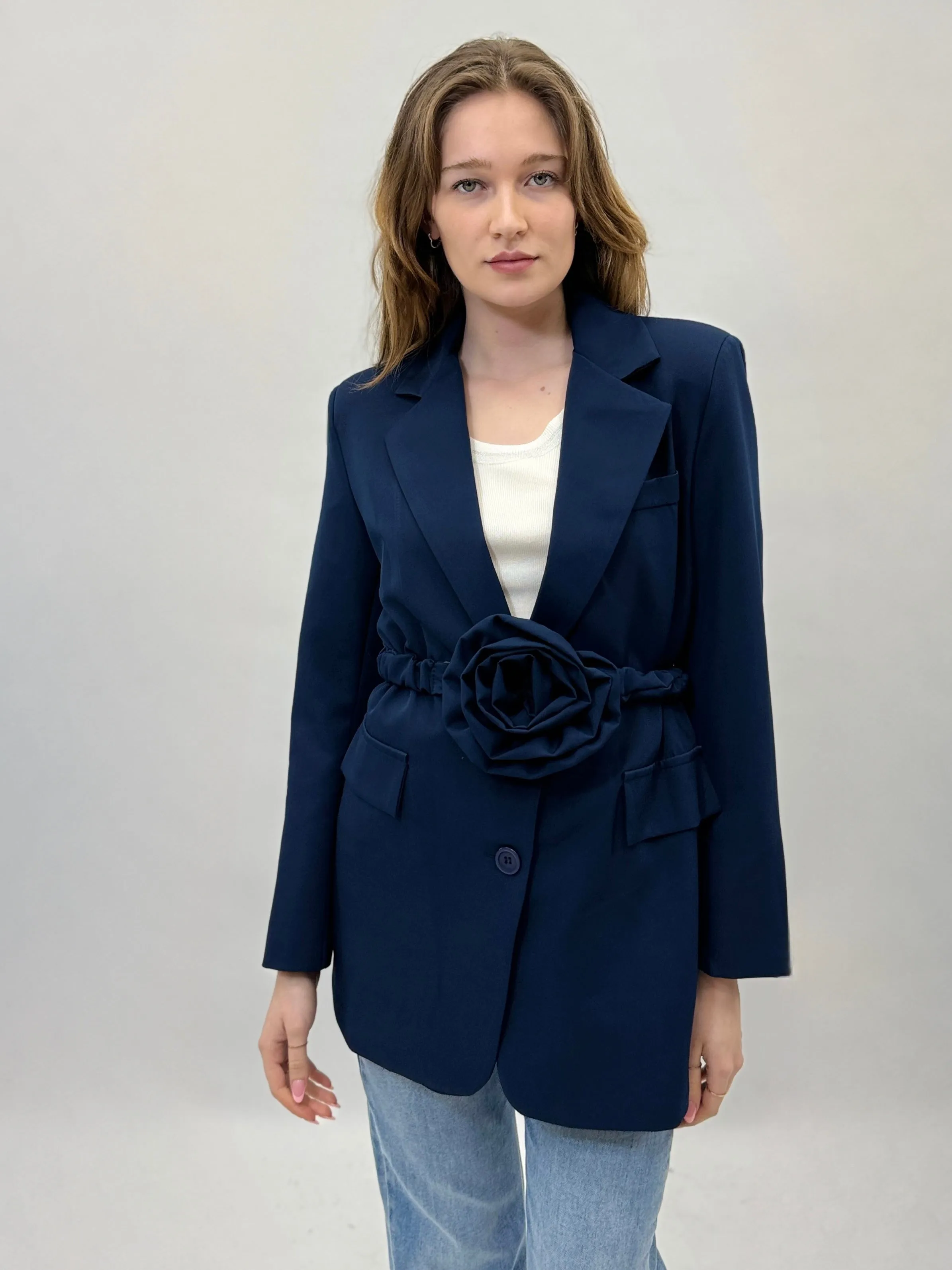 Blazer con dettaglio cintura e fiore