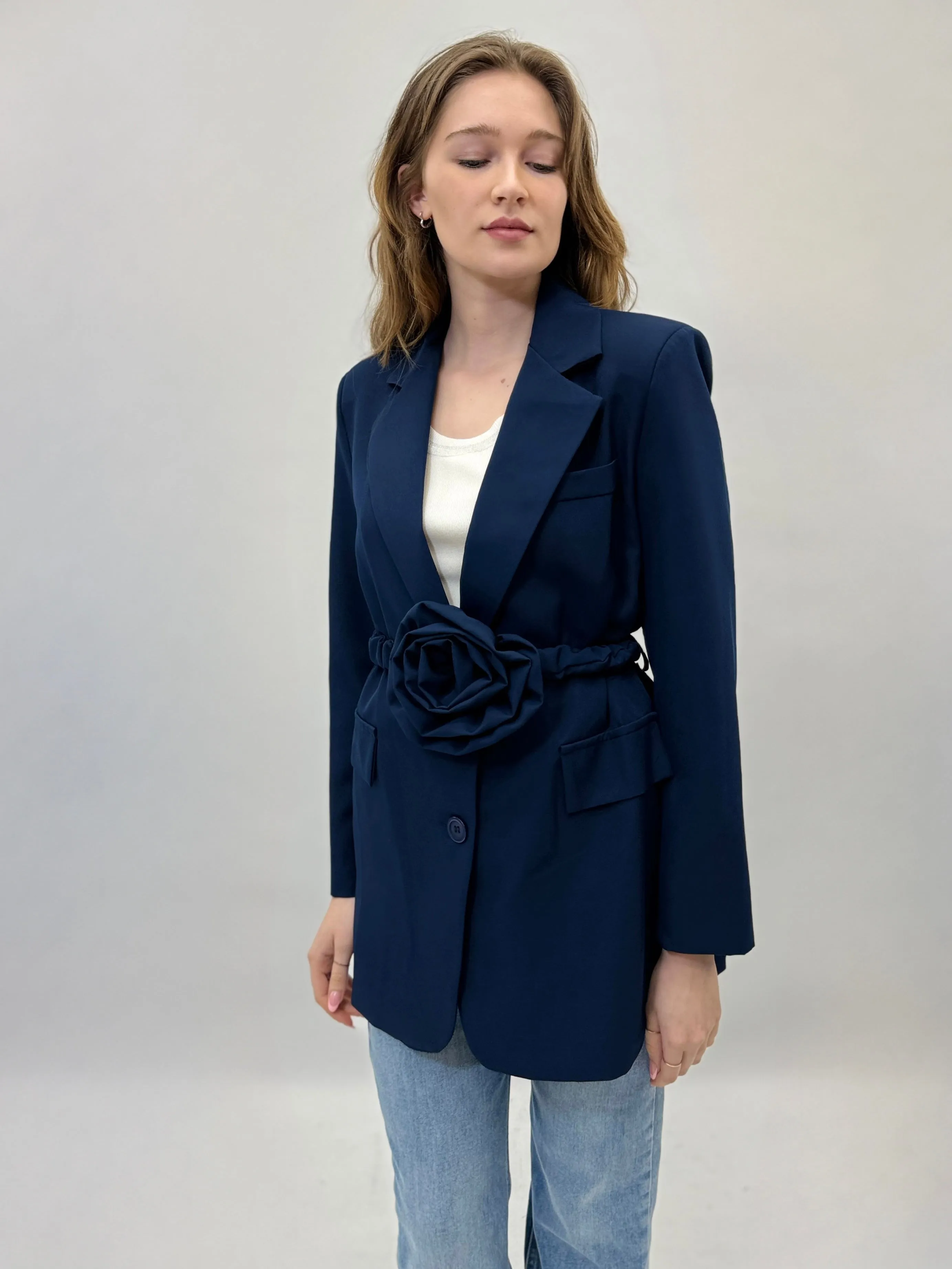 Blazer con dettaglio cintura e fiore