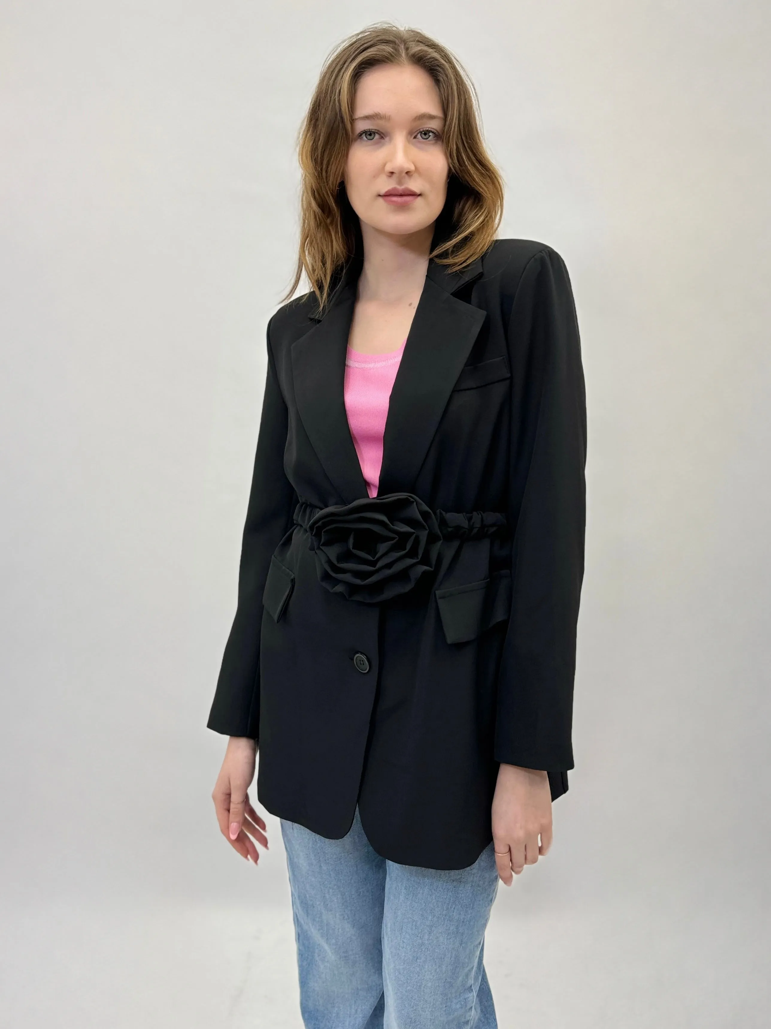 Blazer con dettaglio cintura e fiore