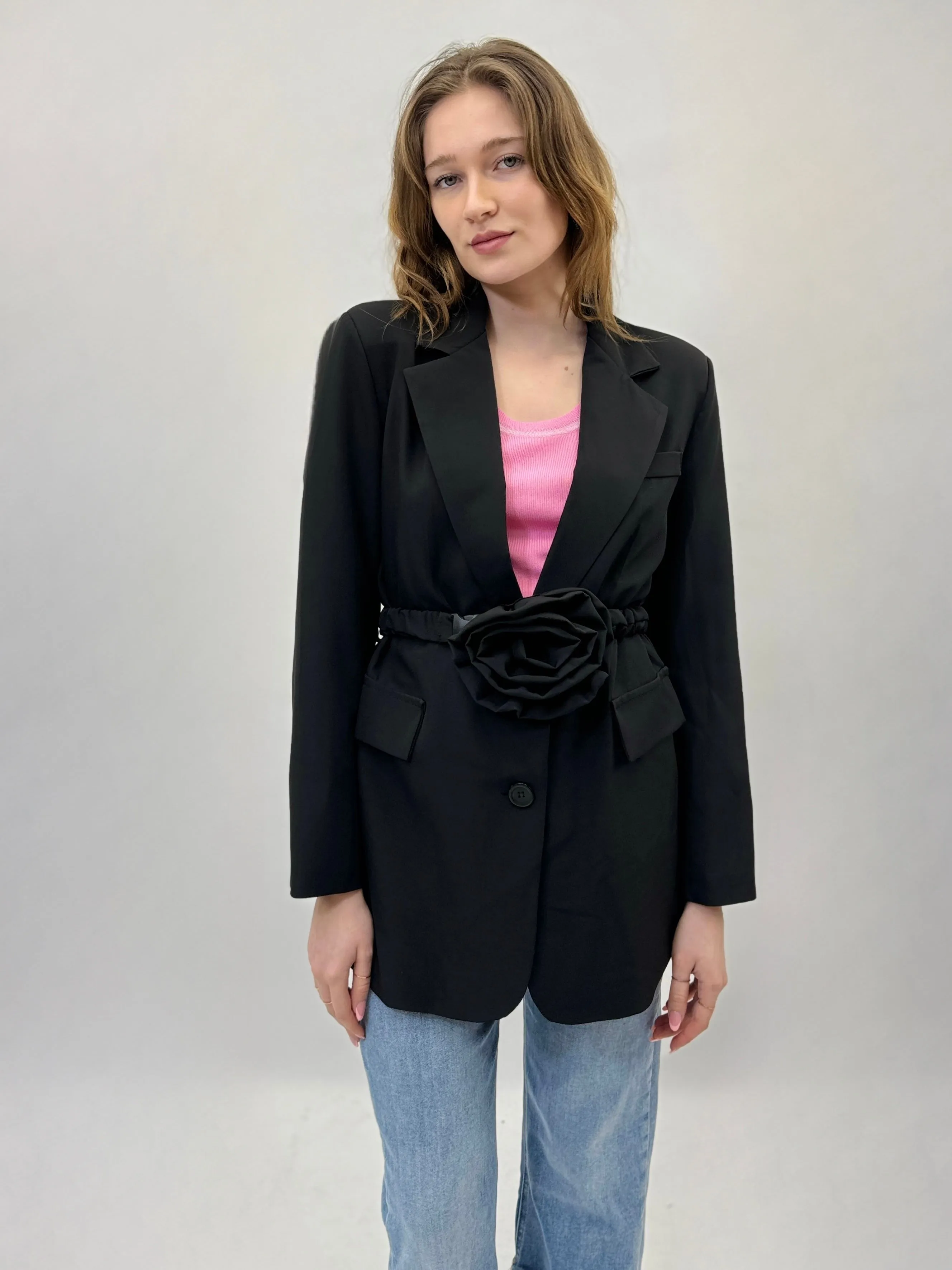 Blazer con dettaglio cintura e fiore