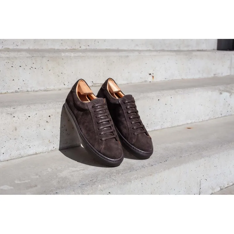 Skolyx Premium sneaker in dark brown suede with dark sole