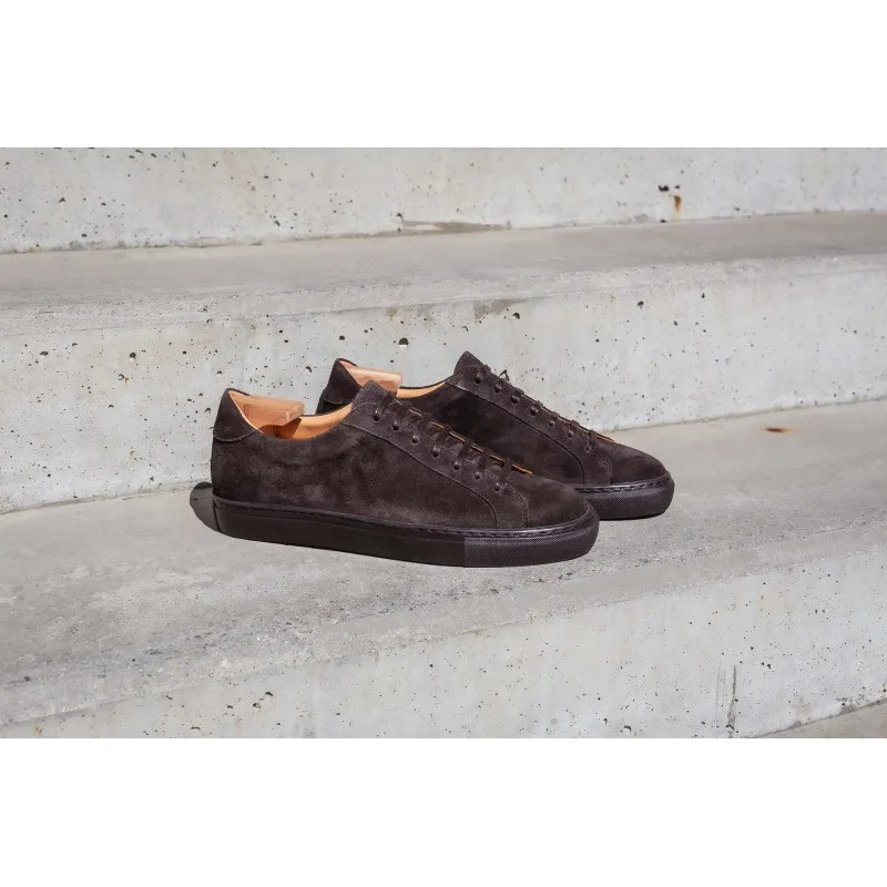 Skolyx Premium sneaker in dark brown suede with dark sole