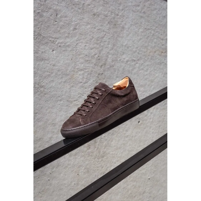 Skolyx Premium sneaker in dark brown suede with dark sole