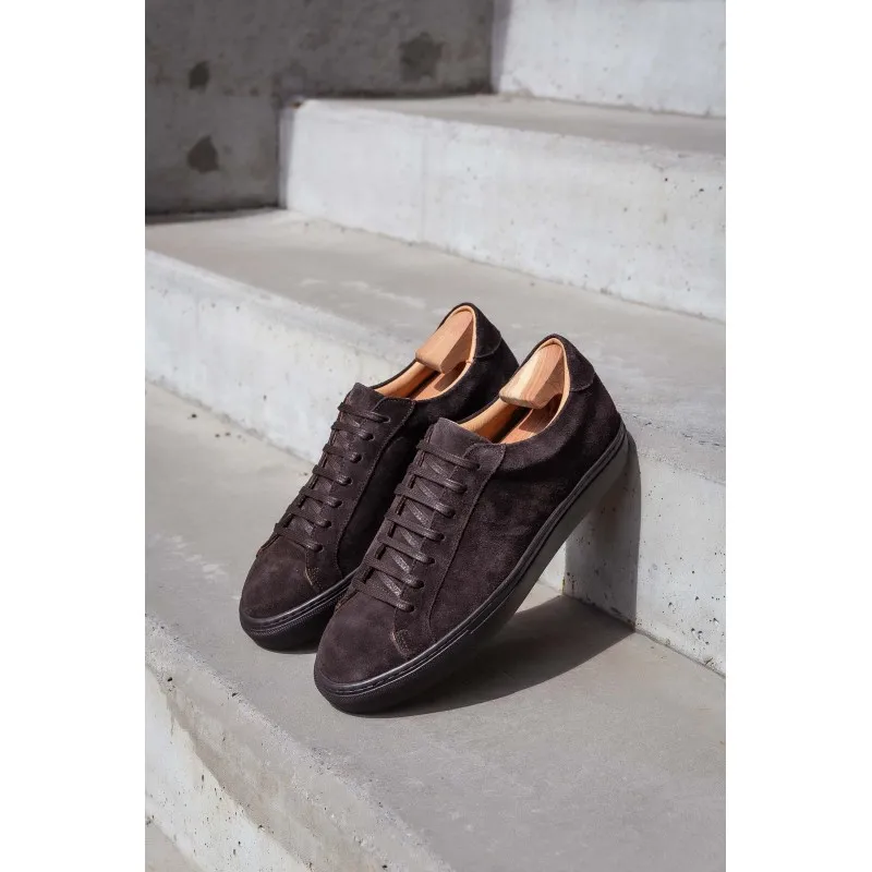 Skolyx Premium sneaker in dark brown suede with dark sole