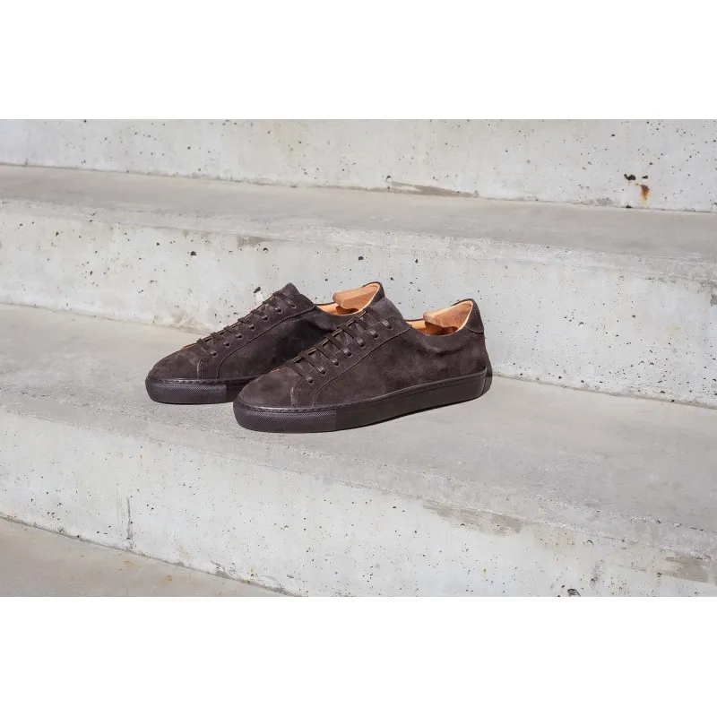 Skolyx Premium sneaker in dark brown suede with dark sole